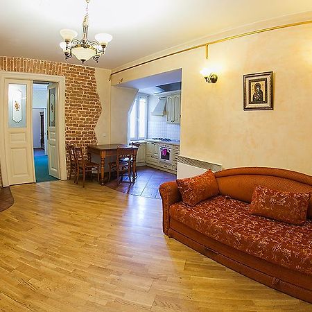 Historic Apartment Near Rynor Square Lviv Eksteriør billede